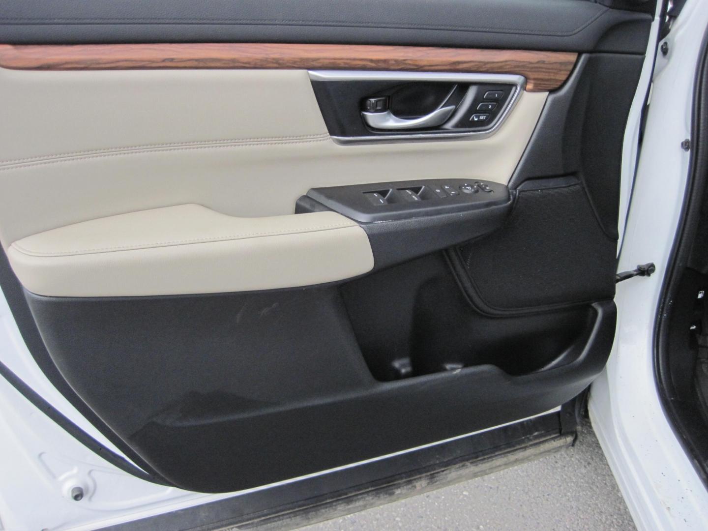 2022 white /Tan Honda CR-V EX-L AWD (2HKRW2H8XNH) , automatic transmission, located at 9530 Old Seward Highway, Anchorage, AK, 99515, (907) 349-3343, 61.134140, -149.865570 - Photo#9